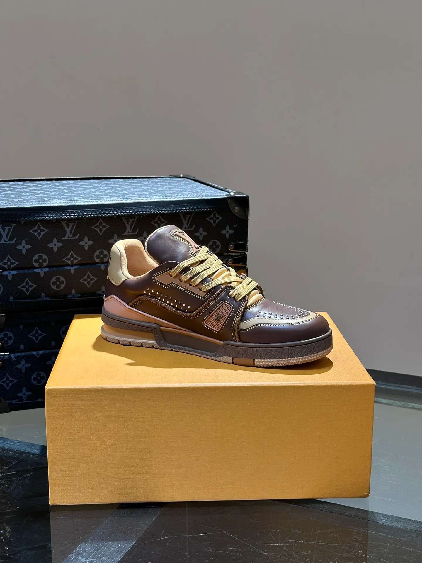 LV P840 men's sneakers, new colors, this LV Trainer sneaker is made of grained calf leather in colorful tones, with rivet decoration on the upper and handwritten Louis Vuitton logo on the side, which contrasts with the western-style Vuitton logo on the rear. The original construction was designed by Virgil Abloh and is inspired by vintage basketball shoes. Continuing the complex upper, the rubber-injected rubber outsole continues the iconic elements, with LV letters on the tongue and sides, Vuitton logo on the rear, Monogram flowers on the outsole, handwritten Louis Vuitton logo on the side, and standard insoles to continue the comfort experience. Comes complete with original box packaging! Size: 38-46